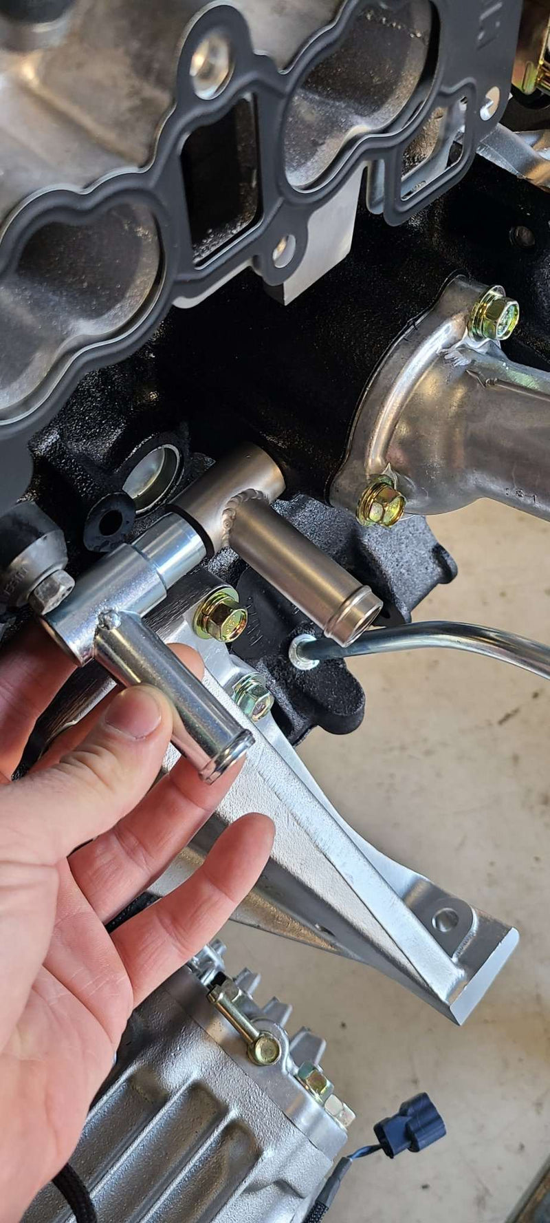 Load image into Gallery viewer, U.P.G. RB26 bypass hose connector OEM 14075-62S01 replacement