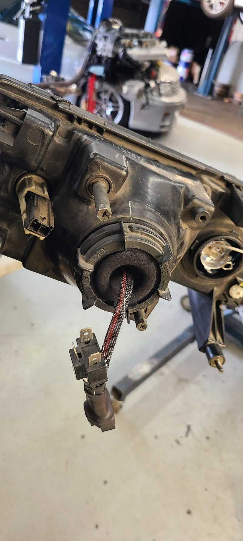 Load image into Gallery viewer, U.P.G R32 Skyline Bi-Led headlight upgrade kit