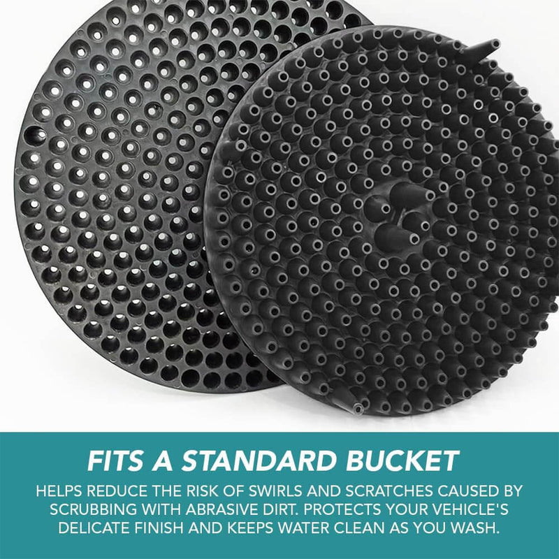 ギャラリービューアに画像をロードする, Two black circular grit guard car wash bucket inserts with perforated holes to trap dirt and protect vehicle paint.