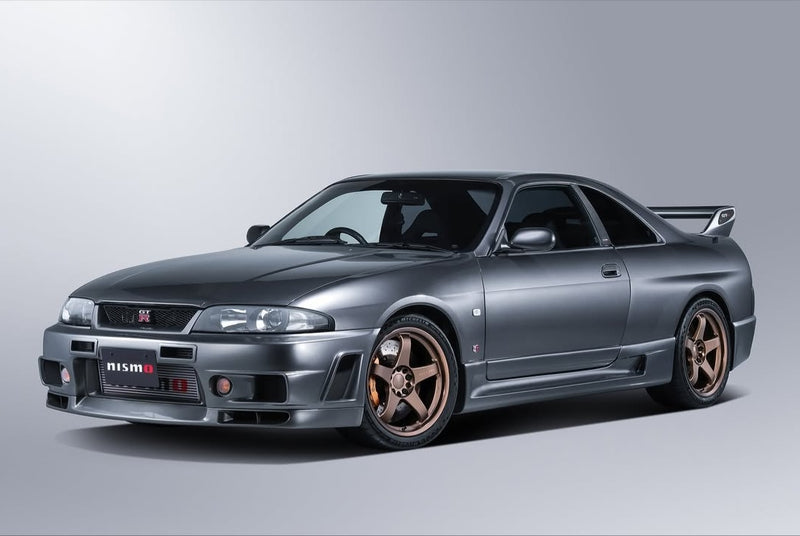 ギャラリービューアに画像をロードする, Nismo Omori Factory Rays LMGT4 18-inch bronze wheels on a grey Nissan Skyline R33 GT-R.