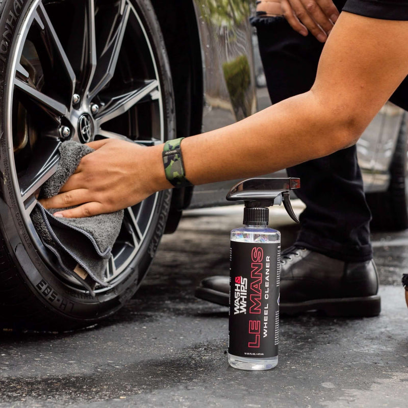 ギャラリービューアに画像をロードする, Person wiping a Toyota Camry alloy wheel with a Wash & Whips Le Mans wheel cleaner spray bottle.