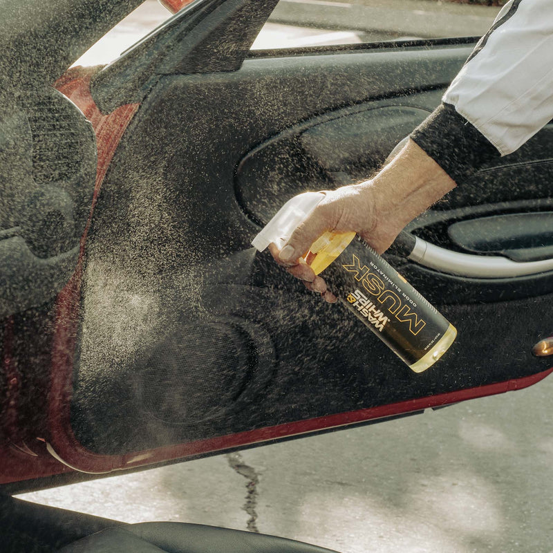 ギャラリービューアに画像をロードする, WASH&WHIPS Musk odor eliminator spray being used on the interior door panel of a red FD RX-7.