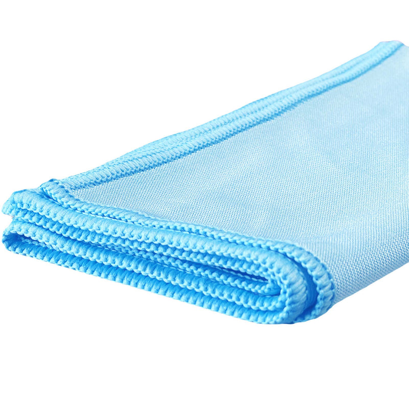 ギャラリービューアに画像をロードする, Light blue, folded microfiber glass cleaning cloth for general automotive detailing, including car glass surfaces.