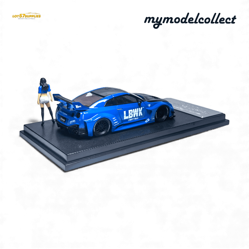 ギャラリービューアに画像をロードする, Blue 1:64 scale ModelCollect Nissan R35 GT-R LB Works diecast car with a figurine on a display base.