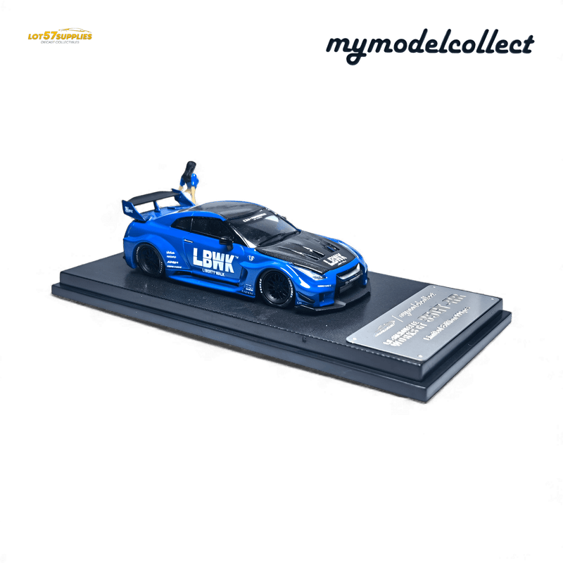 ギャラリービューアに画像をロードする, Blue 1:64 scale Nissan R35 GT-R LB Works diecast model with figurine on display stand.