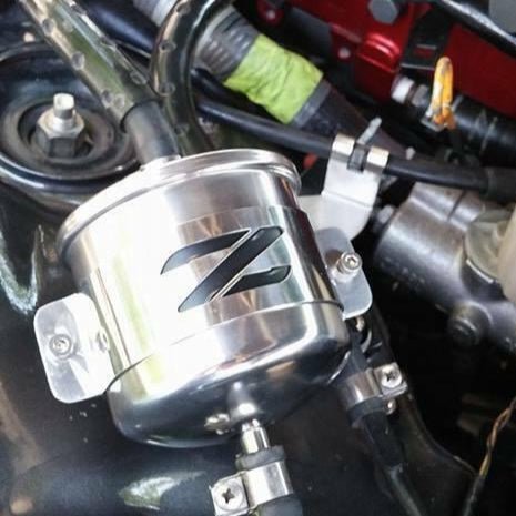 ギャラリービューアに画像をロードする, ZSPEC black fuel filter bracket for Nissan Z32 300ZX, installed in engine bay with polished metallic finish.