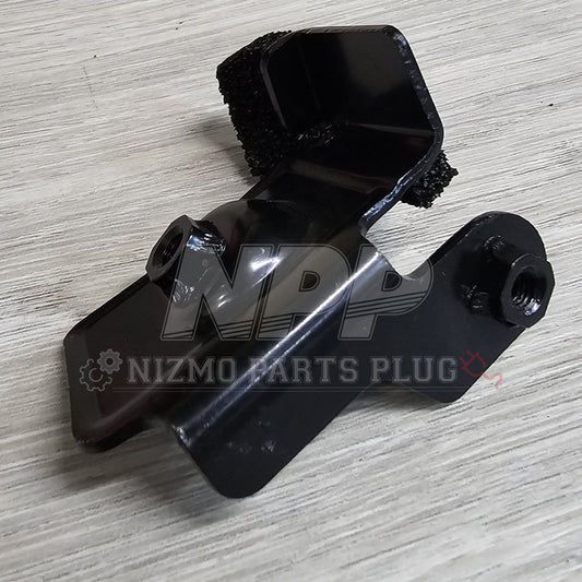 Soporte de montaje del faro delantero al guardabarros derecho del Nissan S15 Silvia