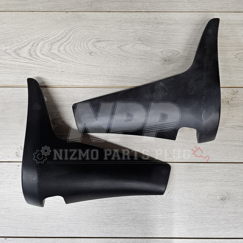 ギャラリービューアに画像をロードする, Black N1 type rear mud guard set for Nissan Skyline BNR32 on a wooden background.