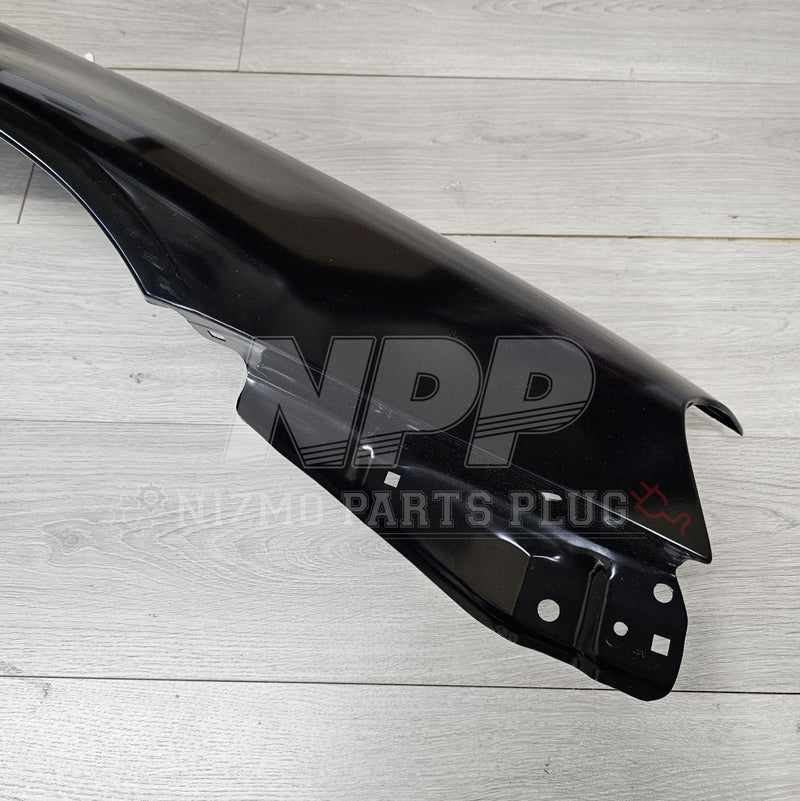 ギャラリービューアに画像をロードする, Glossy black RH front fender for R34 Skyline GTR on wood floor.