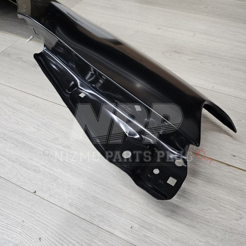 ギャラリービューアに画像をロードする, Black Nissan Skyline R34 GTR right-hand front fender assembly in good condition.