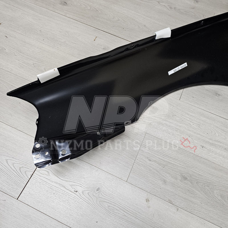 ギャラリービューアに画像をロードする, New OEM R34 Skyline GTR right front fender in black with factory sticker.