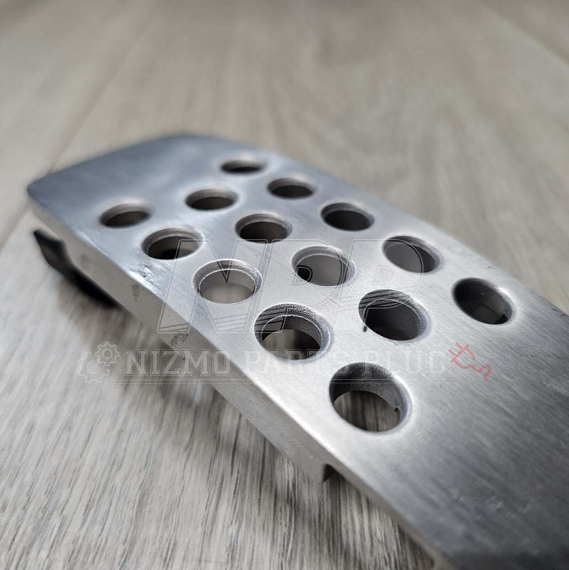 Cargue la imagen en el visor de la galería, Nissan S15 Silvia & Skyline Brushed Aluminum Accelerator Pedal Cover - NizmoPartsPlug
