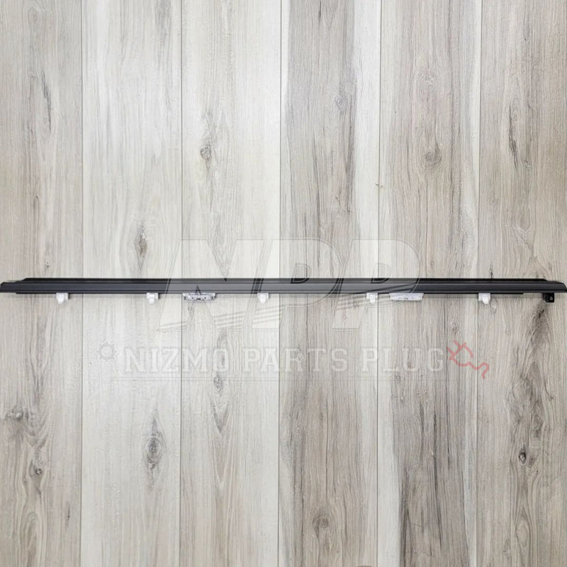 Load image into Gallery viewer, Nissan S15 Silvia RH Outer Door Belt Molding Assembly - NizmoPartsPlug