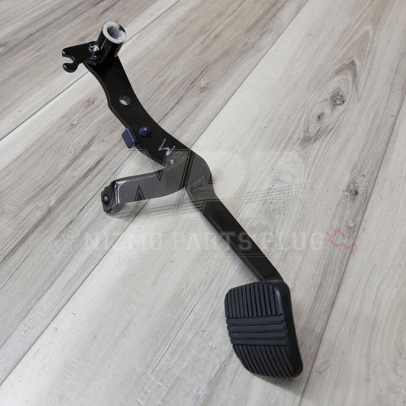 Load image into Gallery viewer, Nissan S14 Silvia/240sx Clutch Pedal Arm with Rubber Pad - NizmoPartsPlug