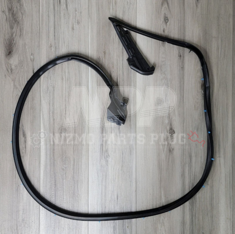 Load image into Gallery viewer, Nissan R34 Skyline Coupe Door Molding Weatherstrip RH