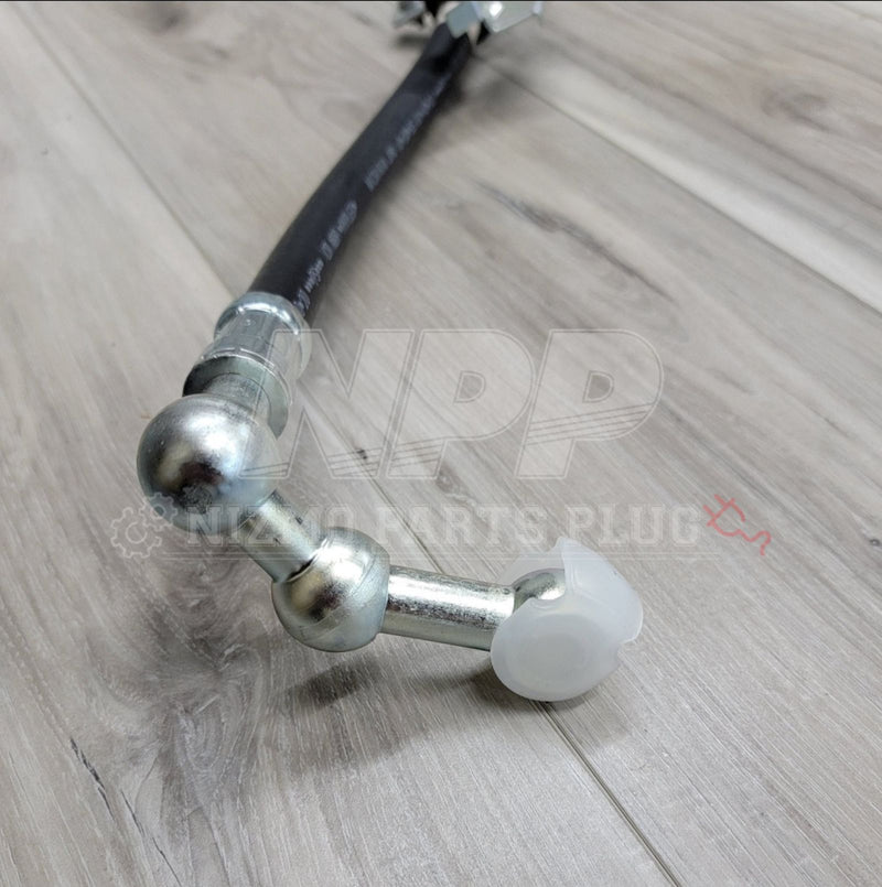 ギャラリービューアに画像をロードする, Black high-pressure power steering hose for Nissan R32 Skyline GTR with silver metal fittings and protective caps.