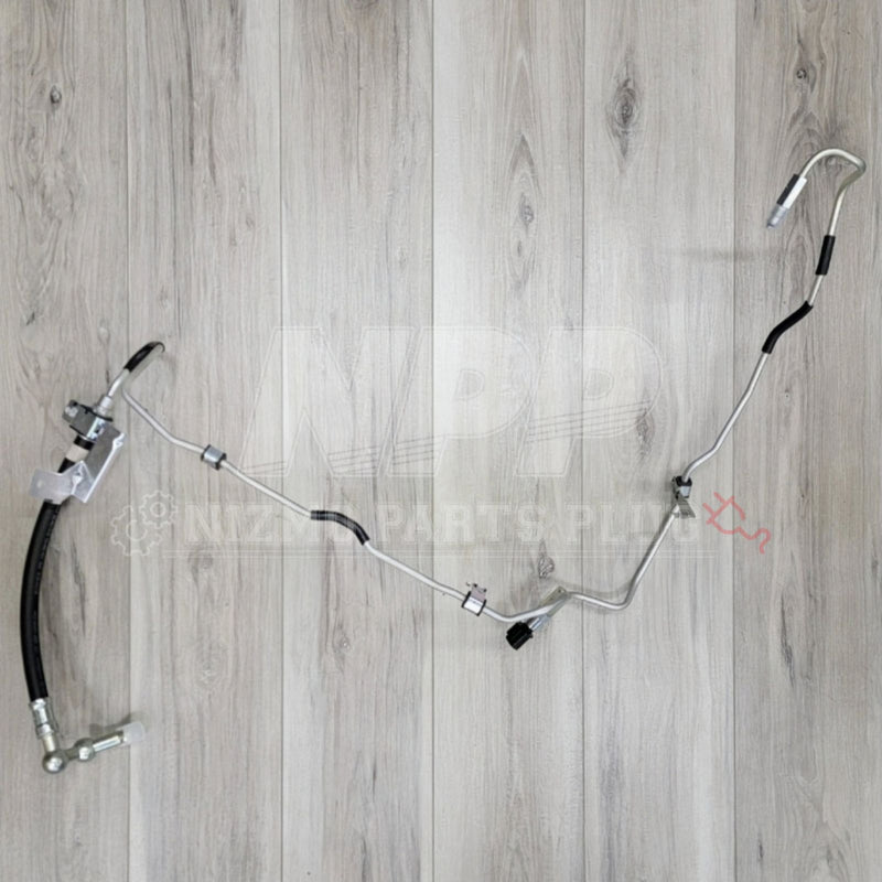 ギャラリービューアに画像をロードする, New Nissan R32 Skyline GT-R high pressure power steering hose assembly with silver metal piping and black rubber hose.