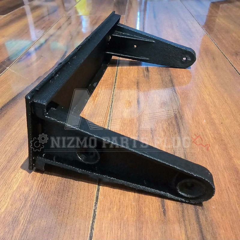 Cargue la imagen en el visor de la galería, Black Mirai Mamoru N1 radio delete mask cover for Nissan Skyline R32, showing mounting arms on a wooden surface.