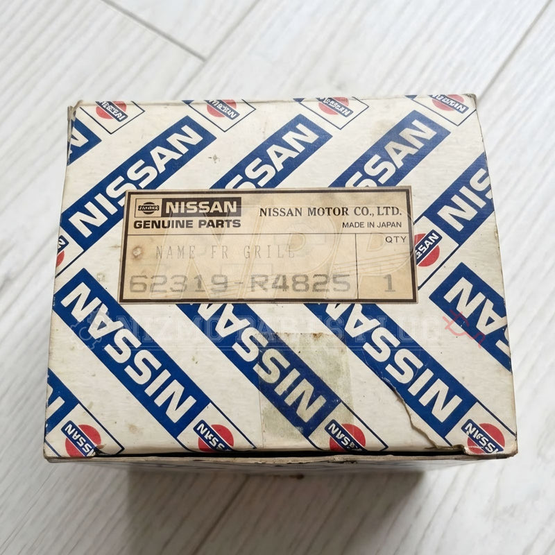 Cargue la imagen en el visor de la galería, Rare B.N.I.B. OEM Nissan Skyline GT-R (KPGC110) "Kenmeri" Front Grille Emblem – 62319-R4800