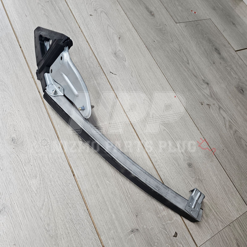 Load image into Gallery viewer, Nissan R33 Skyline Coupe RH Mirror Molding Rail Assembly - NizmoPartsPlug