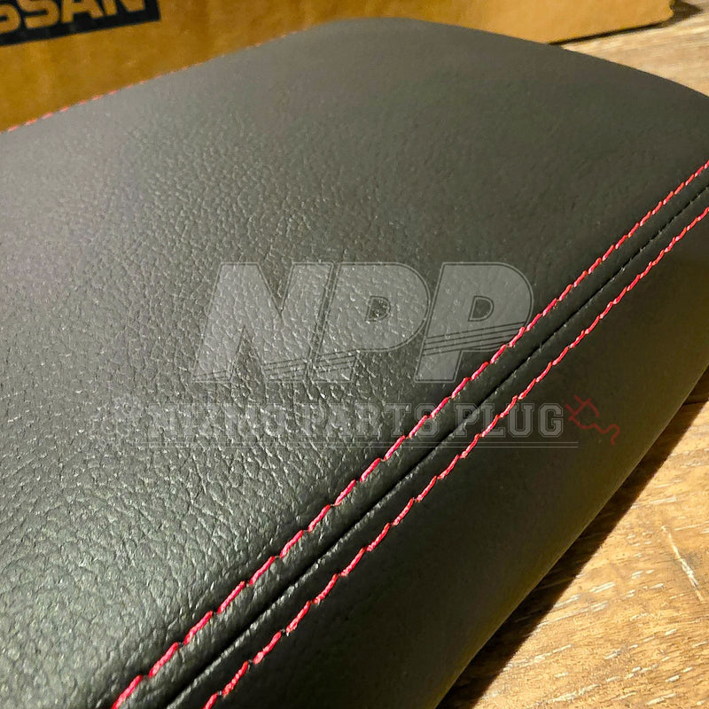 Cargue la imagen en el visor de la galería, Tapa de consola de cuero del Nissan Skyline GTR (costuras rojas)
