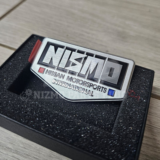 Emblema de guardabarros con el logotipo antiguo NISMO del 40.º aniversario de Nissan