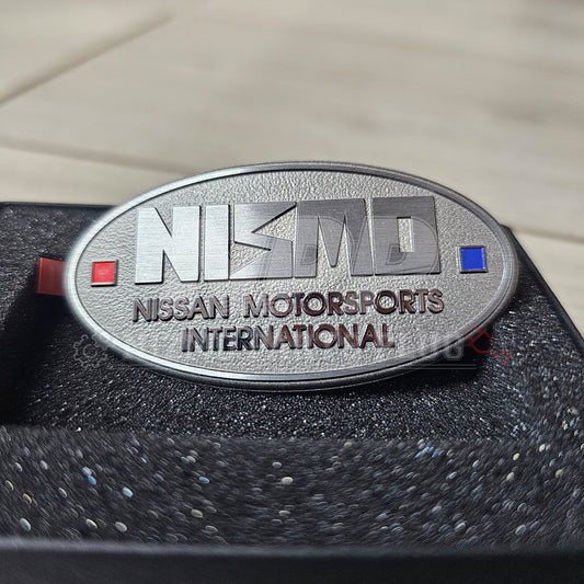 Emblema trasero con el logotipo antiguo NISMO del 40.º aniversario de Nissan
