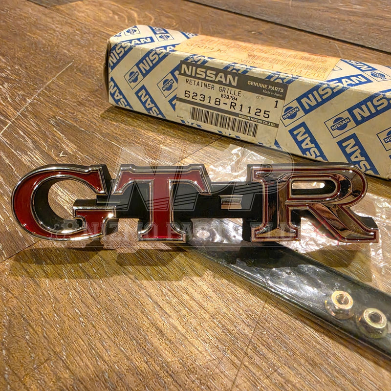 Cargue la imagen en el visor de la galería, Nissan Skyline GT-R Front Grille Emblem Assembly - Rare NOS Part (62318-R1125) KPGC10 / PGC10 - NizmoPartsPlug