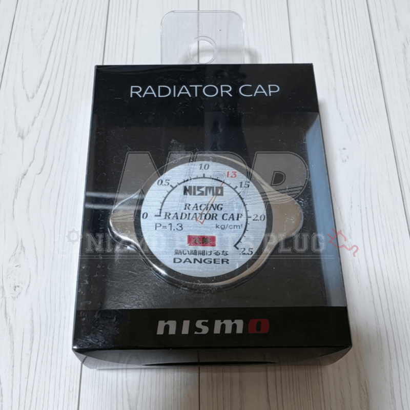 Cargue la imagen en el visor de la galería, Tapón de radiador NISMO Special Racing 1.3 del 40.º aniversario