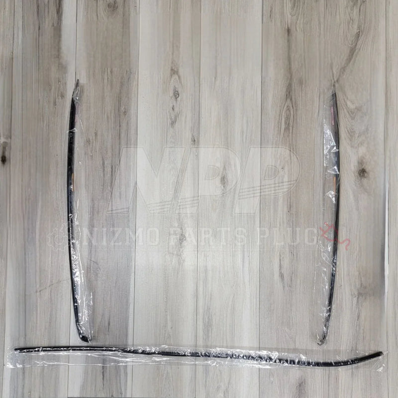Load image into Gallery viewer, Nissan R32 Skyline Front Windshield Molding Set - NizmoPartsPlug