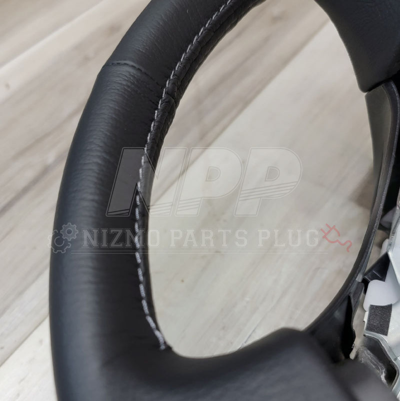Load image into Gallery viewer, Nissan R34 Skyline GTR V-Spec Steering Wheel Assembly - NizmoPartsPlug