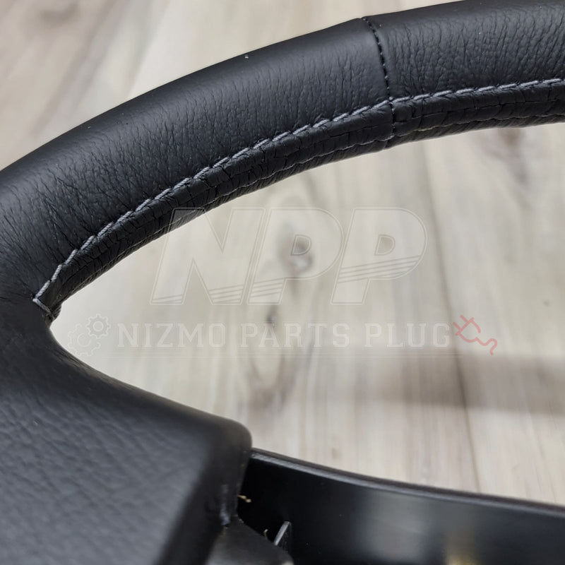 Load image into Gallery viewer, Nissan R34 Skyline GTR V-Spec Steering Wheel Assembly - NizmoPartsPlug