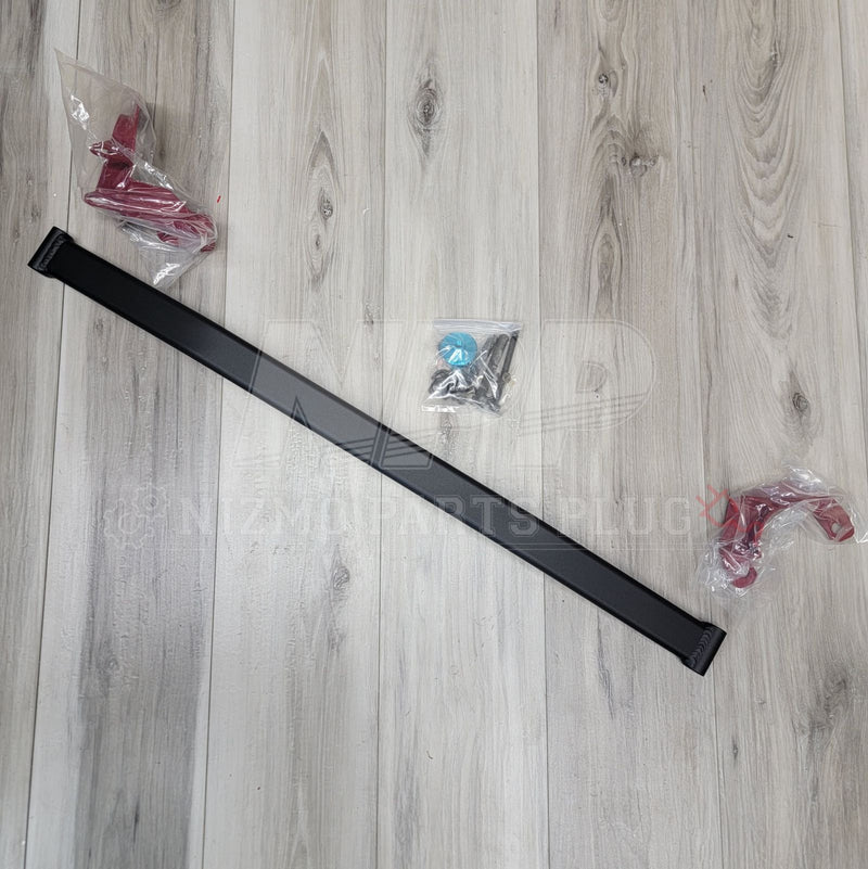 ギャラリービューアに画像をロードする, Nismo front strut brace and brake master kit for Nissan Skyline R33/R34. Includes black bar and red mounting brackets.