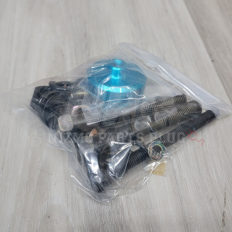 ギャラリービューアに画像をロードする, Nismo brake master cylinder stopper kit for R33/R34 Skyline in a sealed bag with blue anodized cap and black bolts.