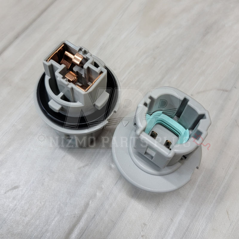 Load image into Gallery viewer, Nissan R34 Skyline Front Indicator Lamp Socket Set - NizmoPartsPlug