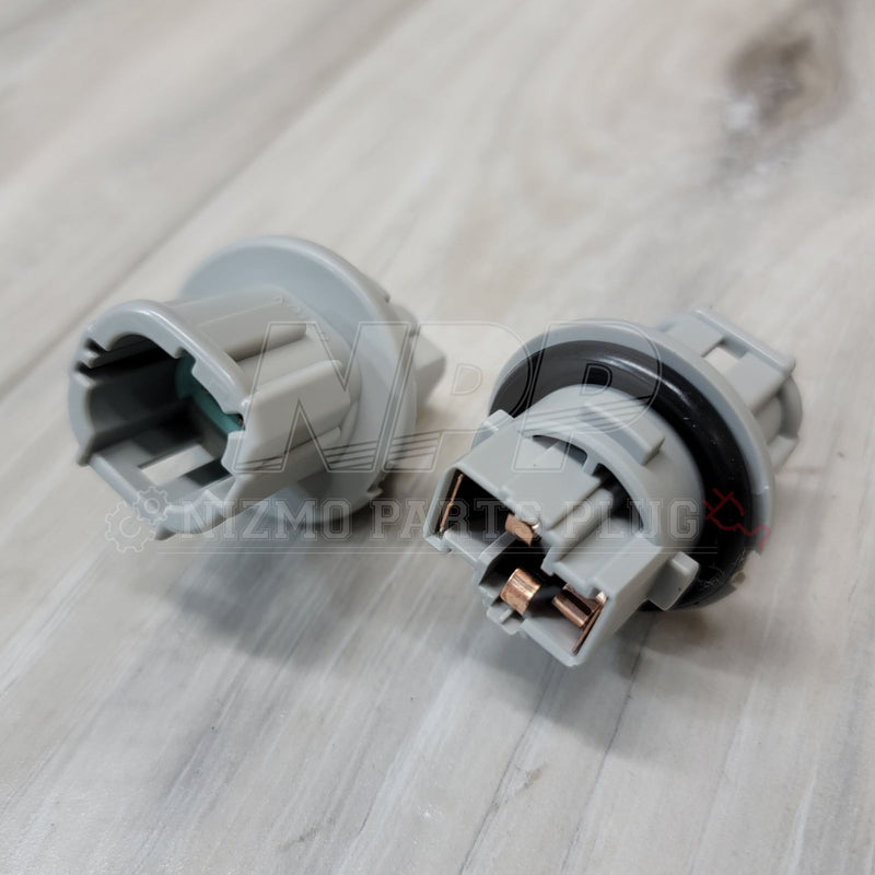 Load image into Gallery viewer, Nissan R34 Skyline Front Indicator Lamp Socket Set - NizmoPartsPlug