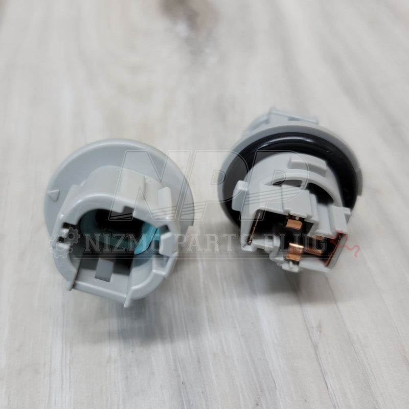Load image into Gallery viewer, Nissan R34 Skyline Front Indicator Lamp Socket Set - NizmoPartsPlug