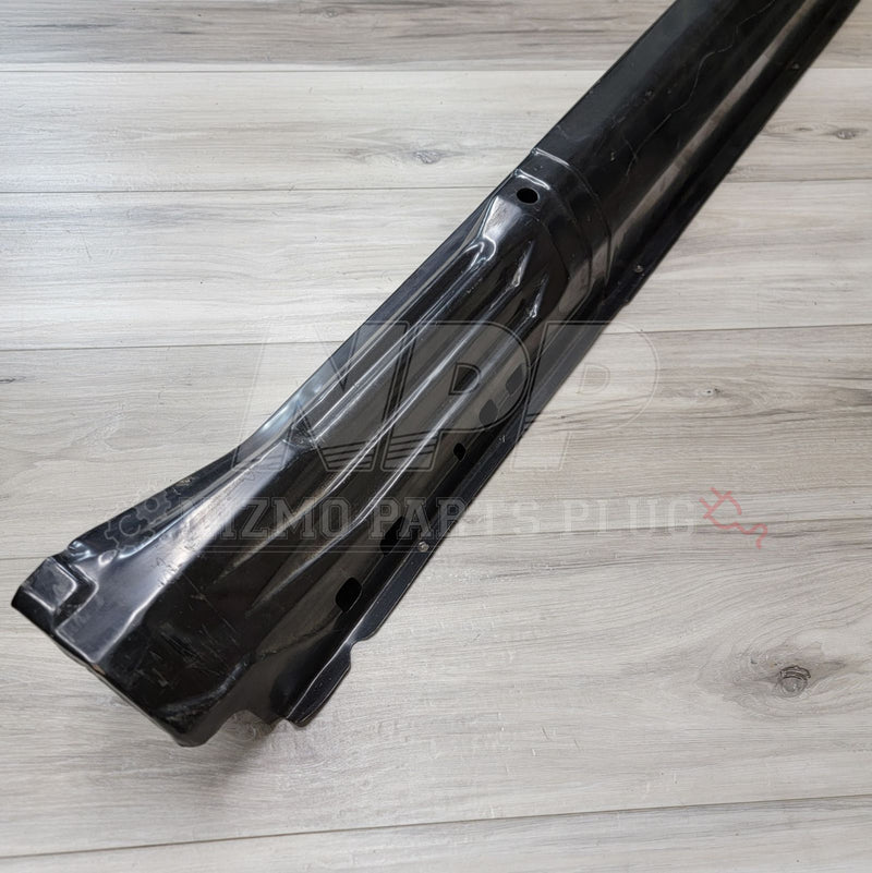 ギャラリービューアに画像をロードする, New black lower rocker panel for S13 240SX, set on a light wood floor.