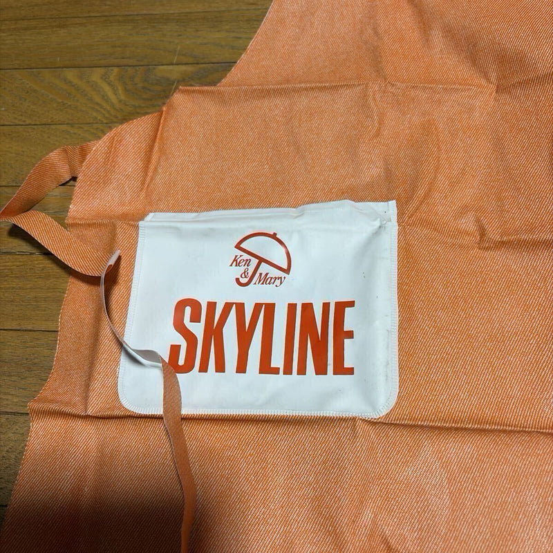 Cargue la imagen en el visor de la galería, NOS Vintage 1970s Nissan Skyline "Ken & Mary" C110 Dealer Workshop Apron - NizmoPartsPlug