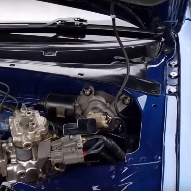 Cargue la imagen en el visor de la galería, ZSPEC stainless/billet dress-up bolts installed in the engine bay of a Nissan Skyline GT-R R32, R33, or R34.