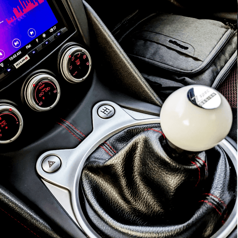 ギャラリービューアに画像をロードする, White ZSPEC round shift knob installed in a Nissan 350Z/370Z interior.