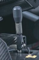 ギャラリービューアに画像をロードする, Nismo GT-500 titanium shift knob installed in a Nissan Skyline R32/R33/R34 interior with carbon fiber trim.