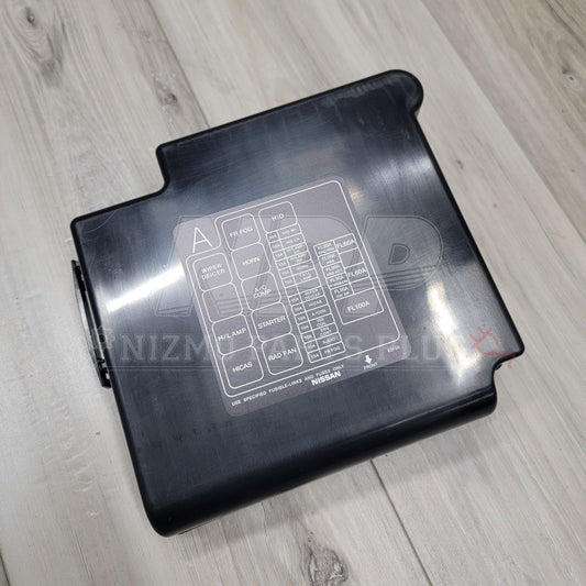 Tapa de la caja de fusibles del compartimento del motor del Nissan S15 Silvia