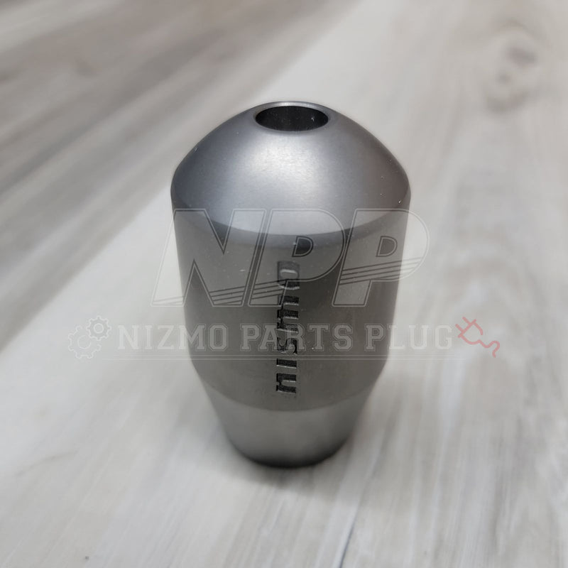 ギャラリービューアに画像をロードする, Nismo GT-500 titanium shift knob for Nissan GT-R (R32, R33, R34). Brushed metal finish with engraved Nismo logo.