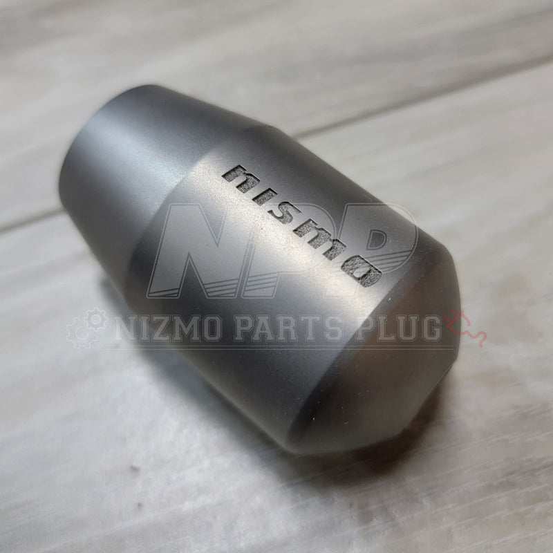 ギャラリービューアに画像をロードする, Nismo GT-500 titanium shift knob with laser-etched logo. Matte grey finish, M10x1.25 thread for Nissan manual cars.