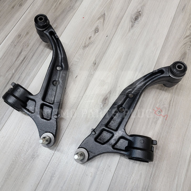 Load image into Gallery viewer, Pair of black R33/R34 GTR front extension knuckle arms in clean, refurbished condition.