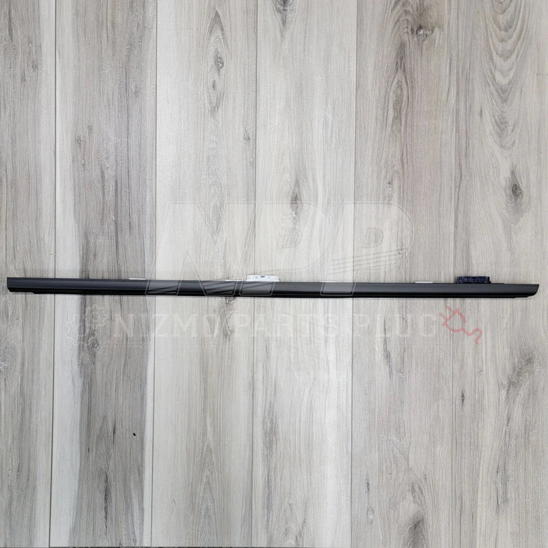 Load image into Gallery viewer, Nissan R32 Skyline Coupe RH Outer Door Molding - NizmoPartsPlug
