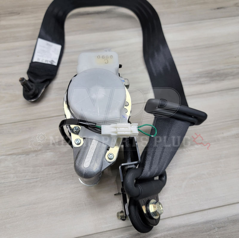 Load image into Gallery viewer, Nissan R34 Skyline GTR Front Seat Belt Set (Early Model) - NizmoPartsPlug