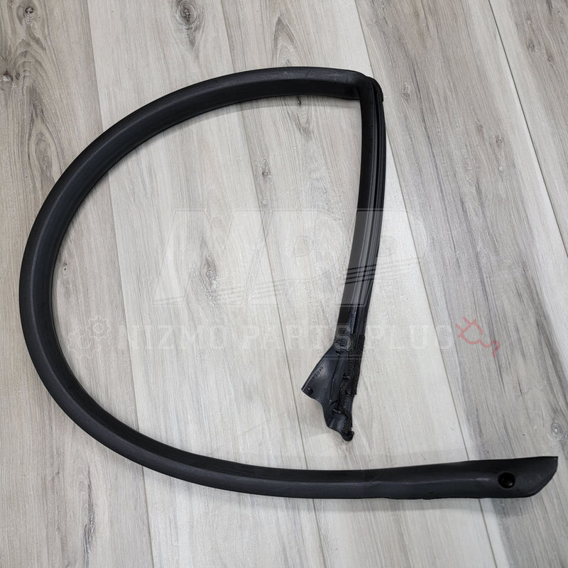 Load image into Gallery viewer, Nissan R32 Skyline Coupe RH Upper Window Weatherstrip - NizmoPartsPlug