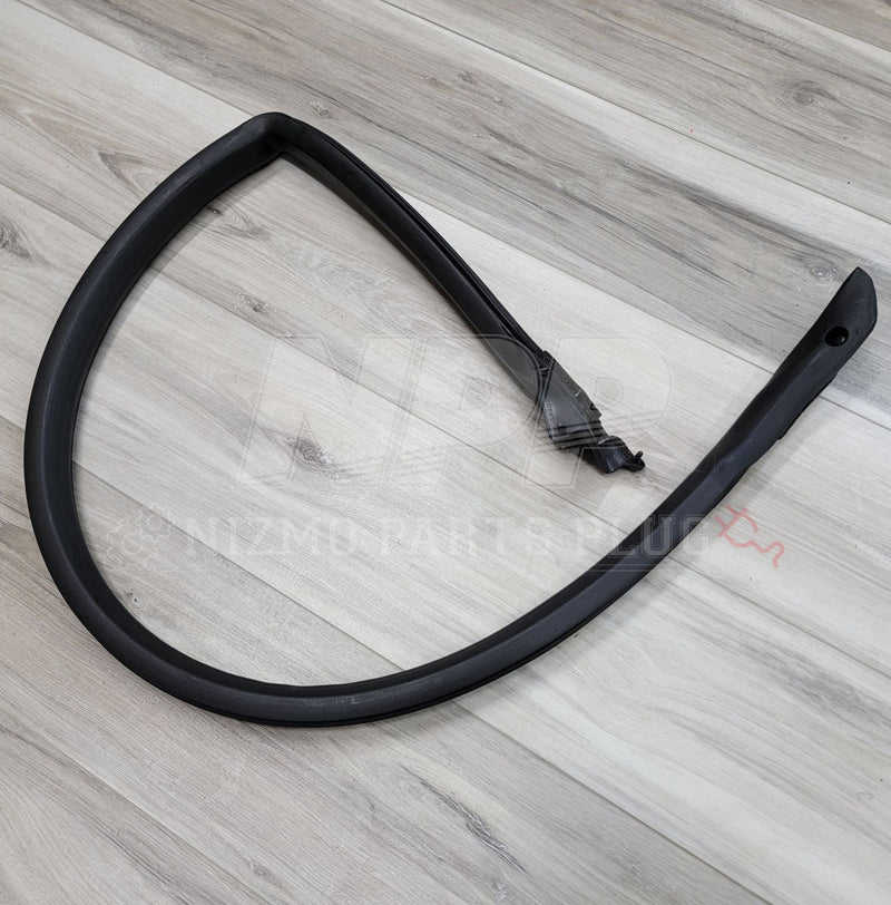 Load image into Gallery viewer, Nissan R32 Skyline Coupe RH Upper Window Weatherstrip - NizmoPartsPlug